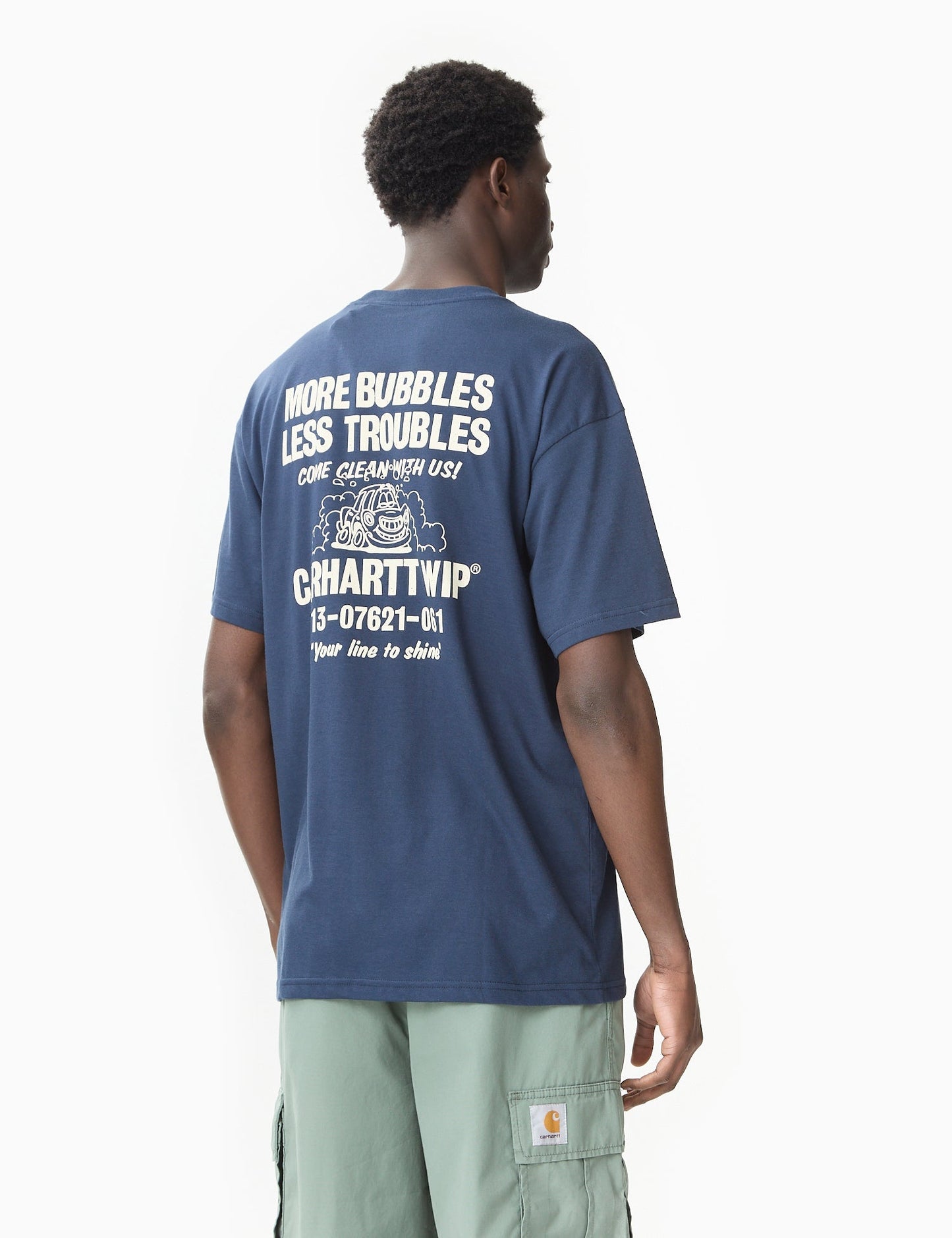 T-Shirt „Less Troubles“ (locker geschnitten) – Weiß/Schwarz